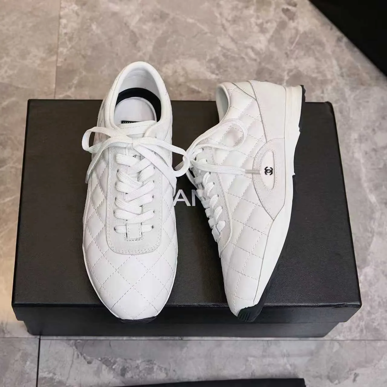 p560 Chanel Chanel - 2025 counter top casual sports shoes This classic design; the upper is electro-embroidered with a variety of techniques; the outsole is fashionable and sporty; the extraordinary inclusion of a variety of color matching elements... The diversified mix and match is very good-looking and versatile, casual, fashionable, sports and outdoor can be taken into account... ꫛꫀꪝ Go➫ Material: ❶Upper made of: original imported high silk cowhide suede ❷Inner use: Original imported breathable mesh ❸ Outsole based on: Original TPU combination outsole Counter boutique packaging complete set Female 35–41 Male 38-46